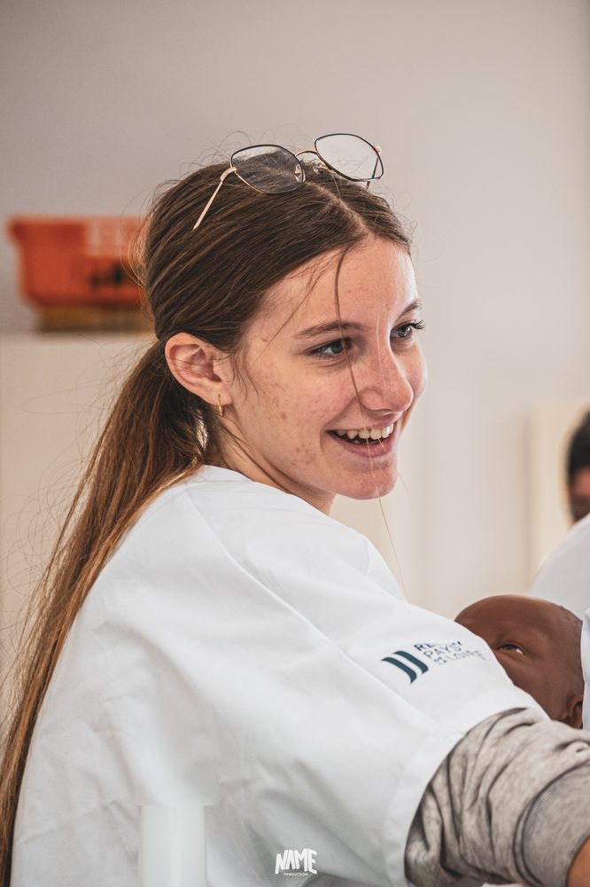 Apprentie souriante nourrisson
