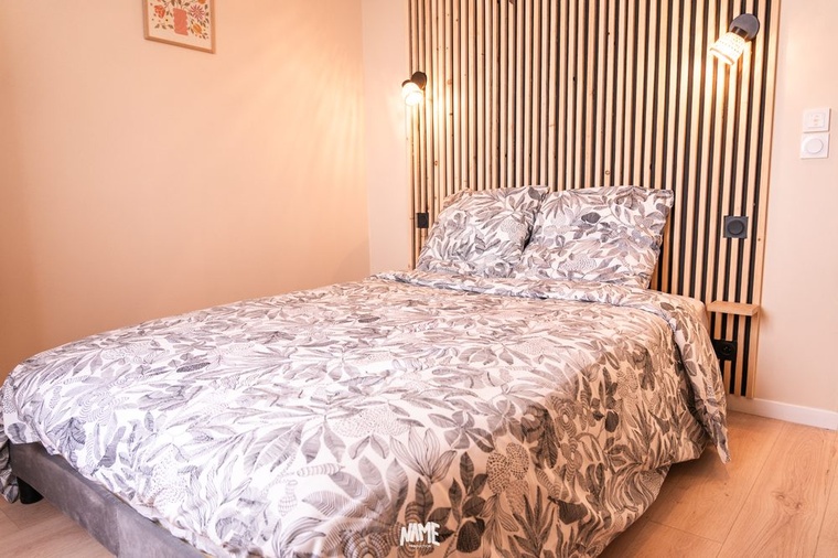 Chambre lit tête de lit bois