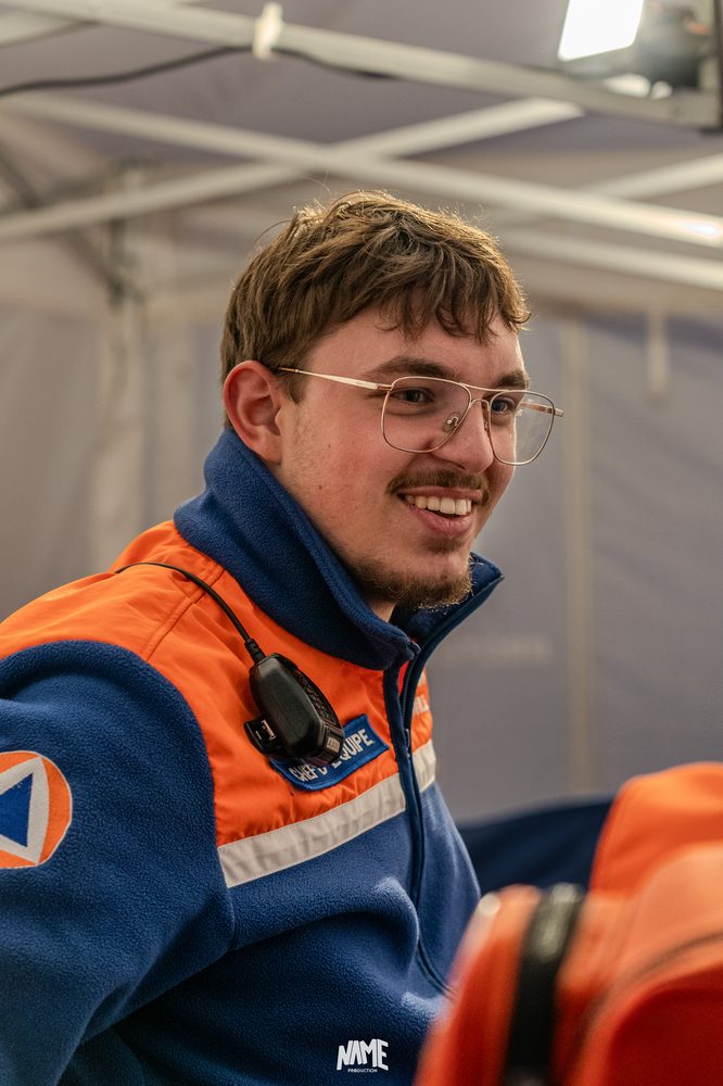 Chef équipe lunettes souriant