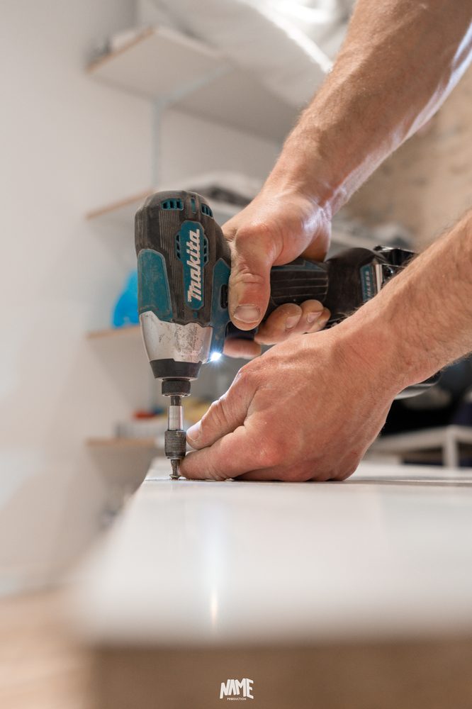 Détail visseuse Makita mains