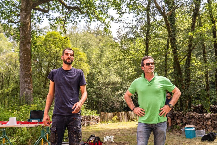 Deux hommes charpente discussion