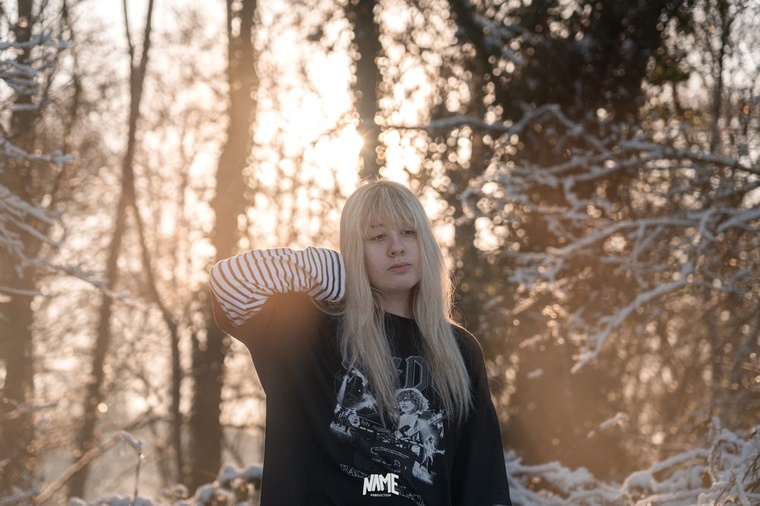 Femme forêt neige portrait