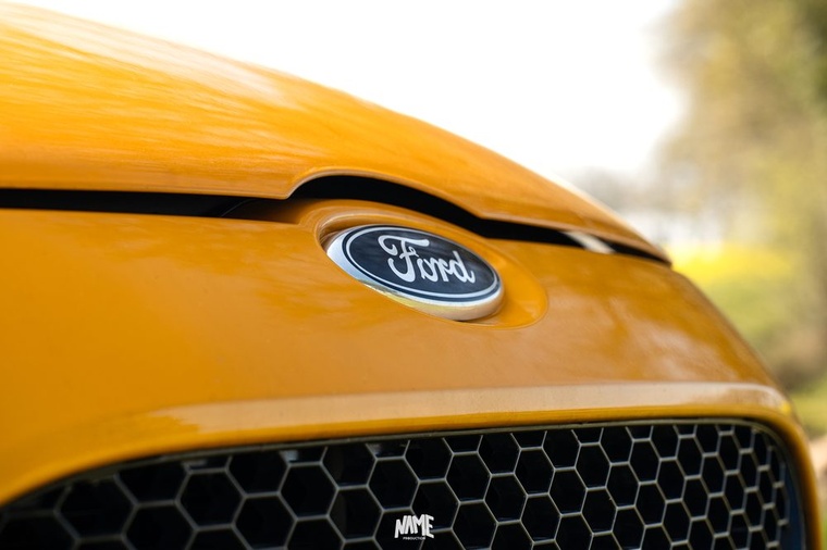 Gros plan logo Ford capot
