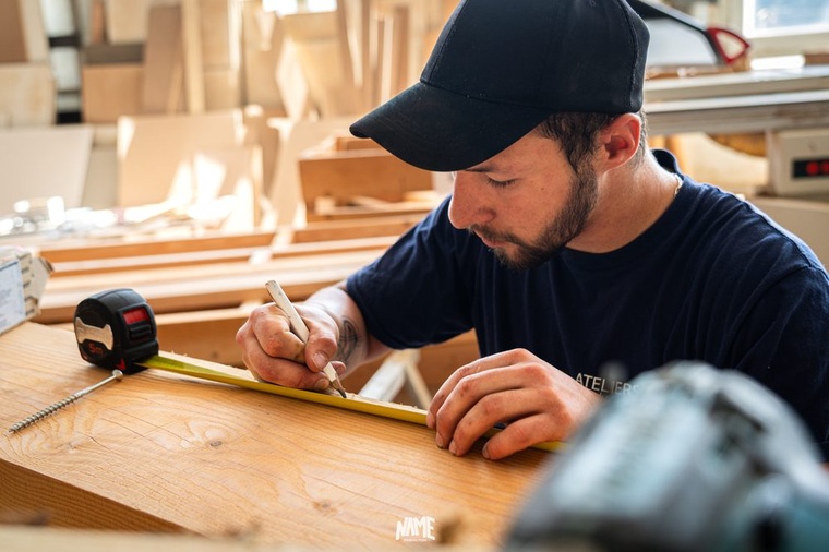 Menuisier mesure précision