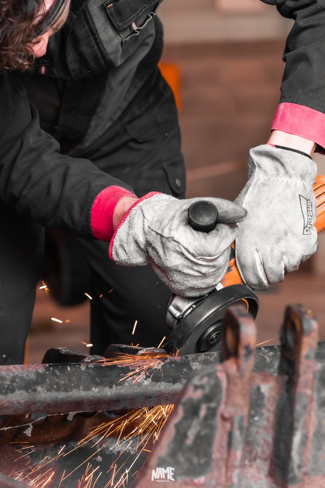 Meuleuse gros plan gants