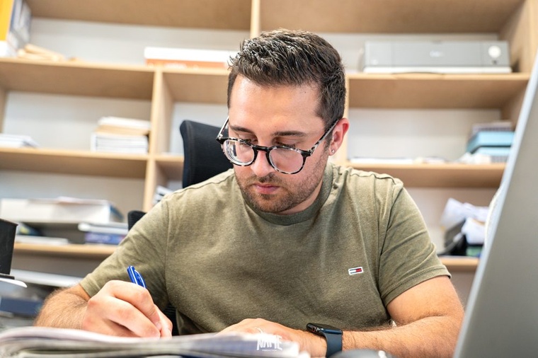 Portrait homme lunettes bureau