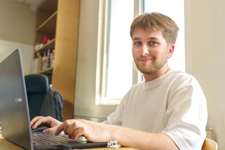 Portrait homme ordinateur bureau
