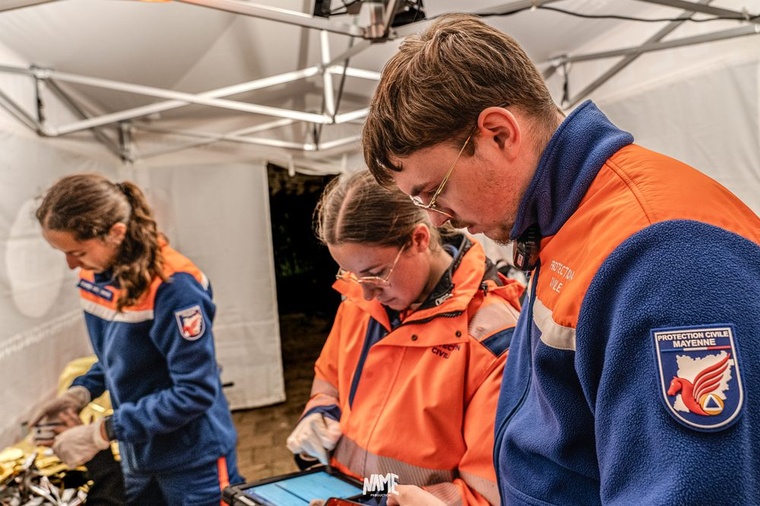 Trois agents tablette tente