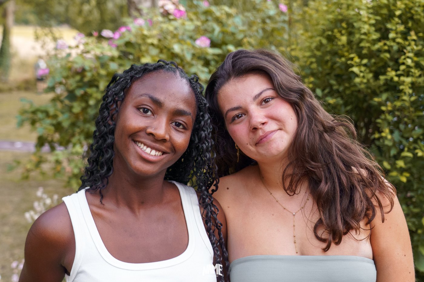 Portrait deux femmes jardin