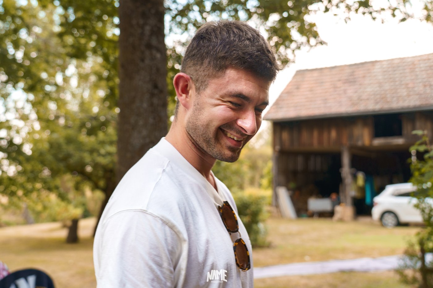 Portrait homme souriant extérieur